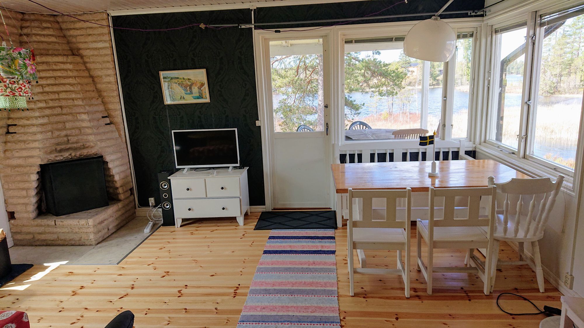 Härlig stuga med sjötomt och ostört läge – bild 4 av 24