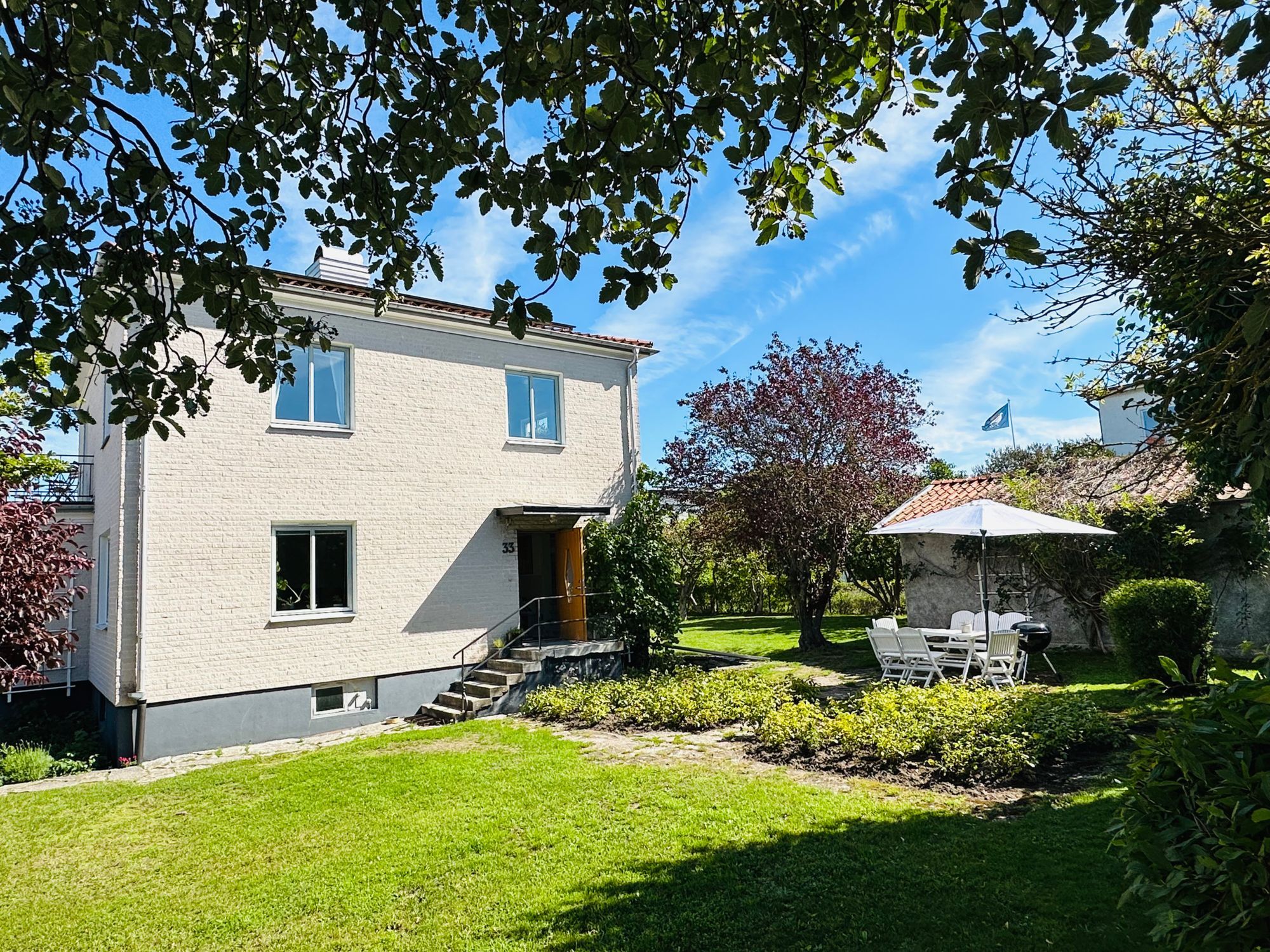 Hus med härlig trädgård mitt i Visby – bild 2 av 12