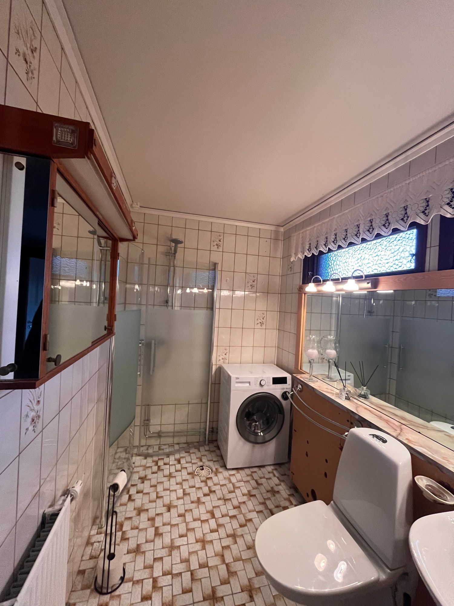 Rymlig övervåning i villa på Orust,Hälleviksstrand – bild 13 av 23