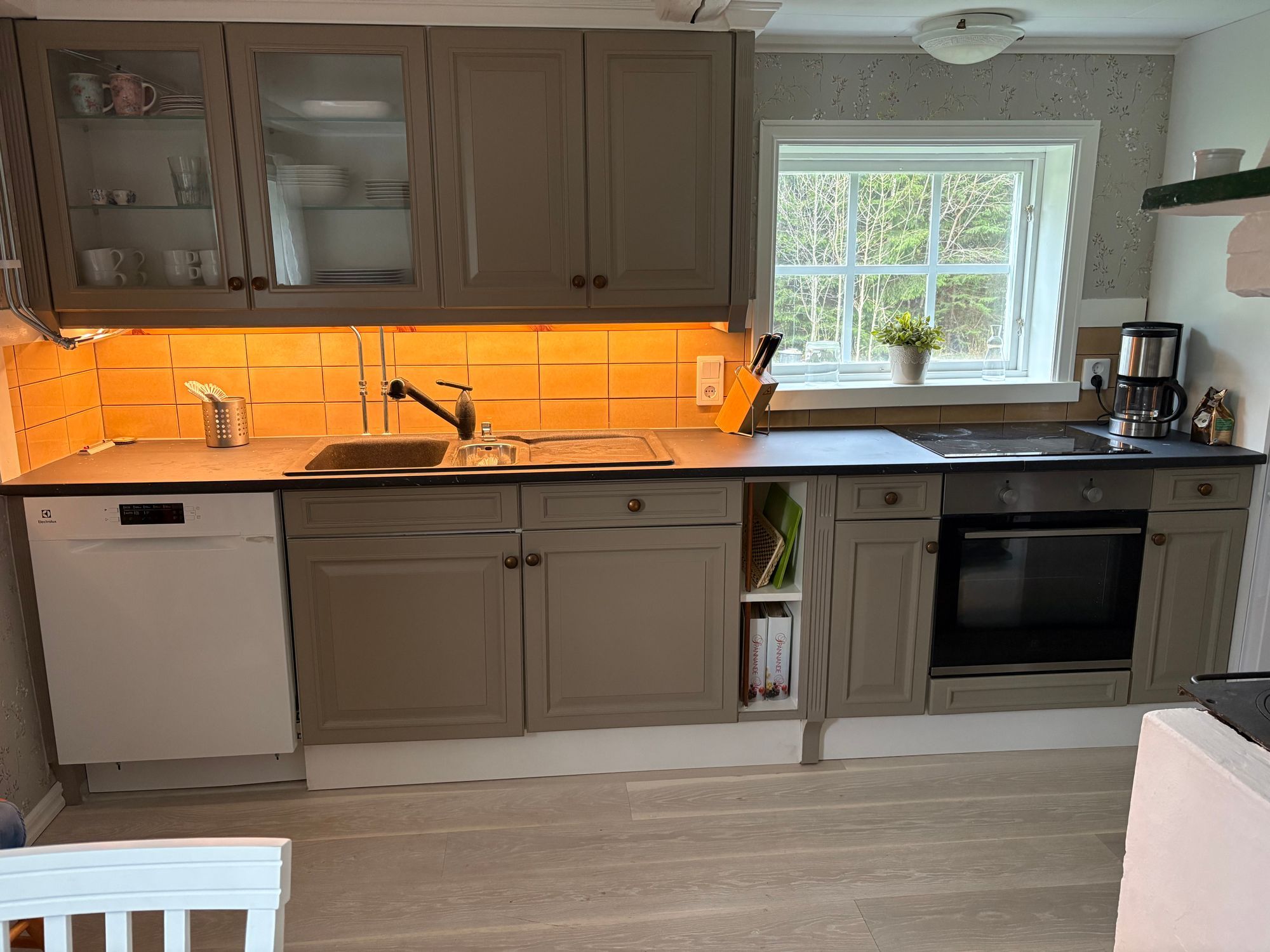 Mysig stuga med bra bad och fiske – bild 7 av 24
