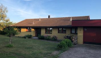 Trevligt hus med mysig trädgård nära bron