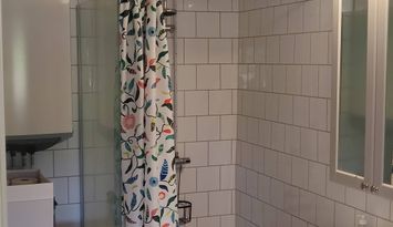 Ljus och nyrenoverad lägenhet på gård i Västergarn