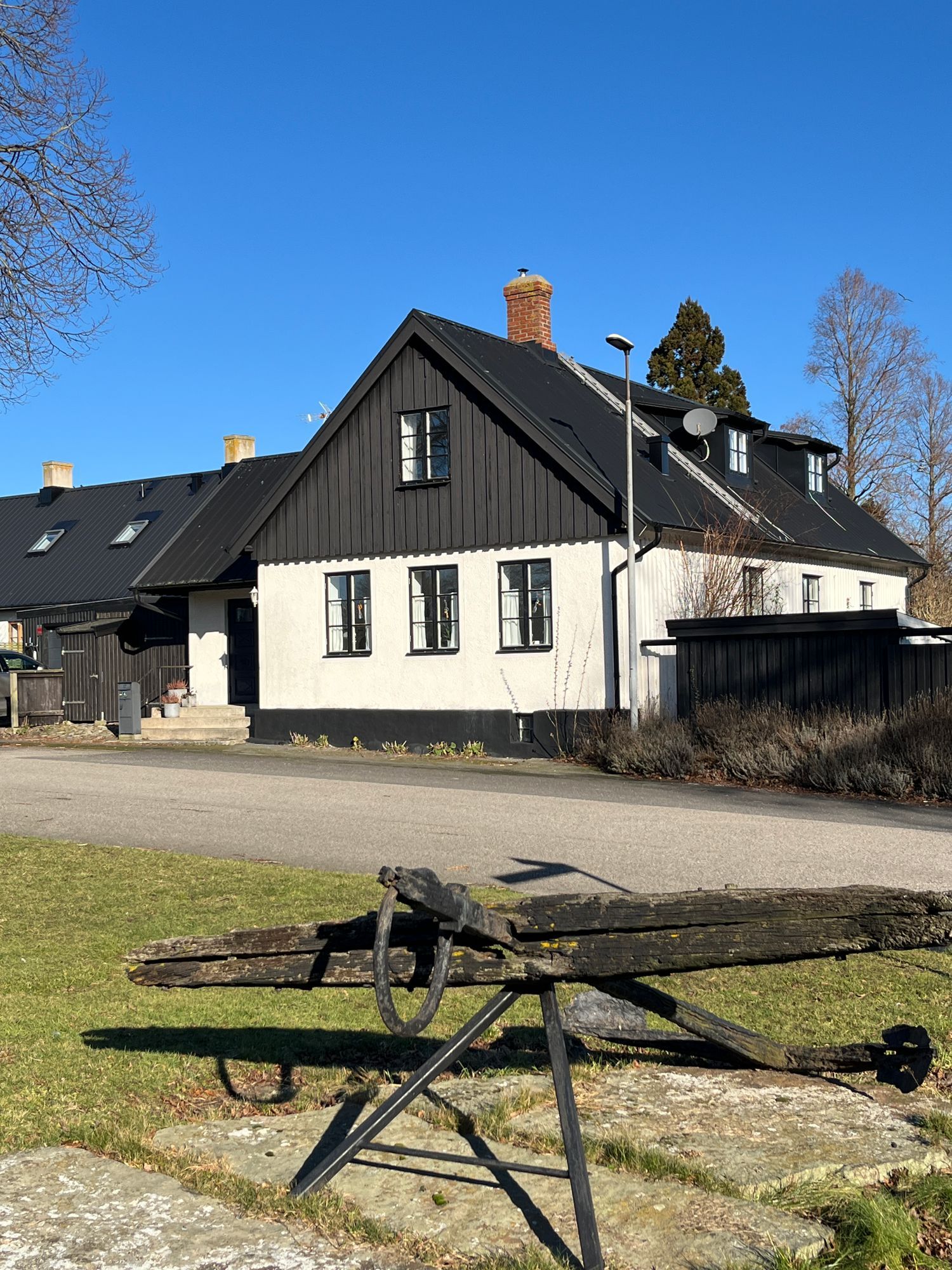 Smakfullt 1870-talshus i gamla delen av Skillinge