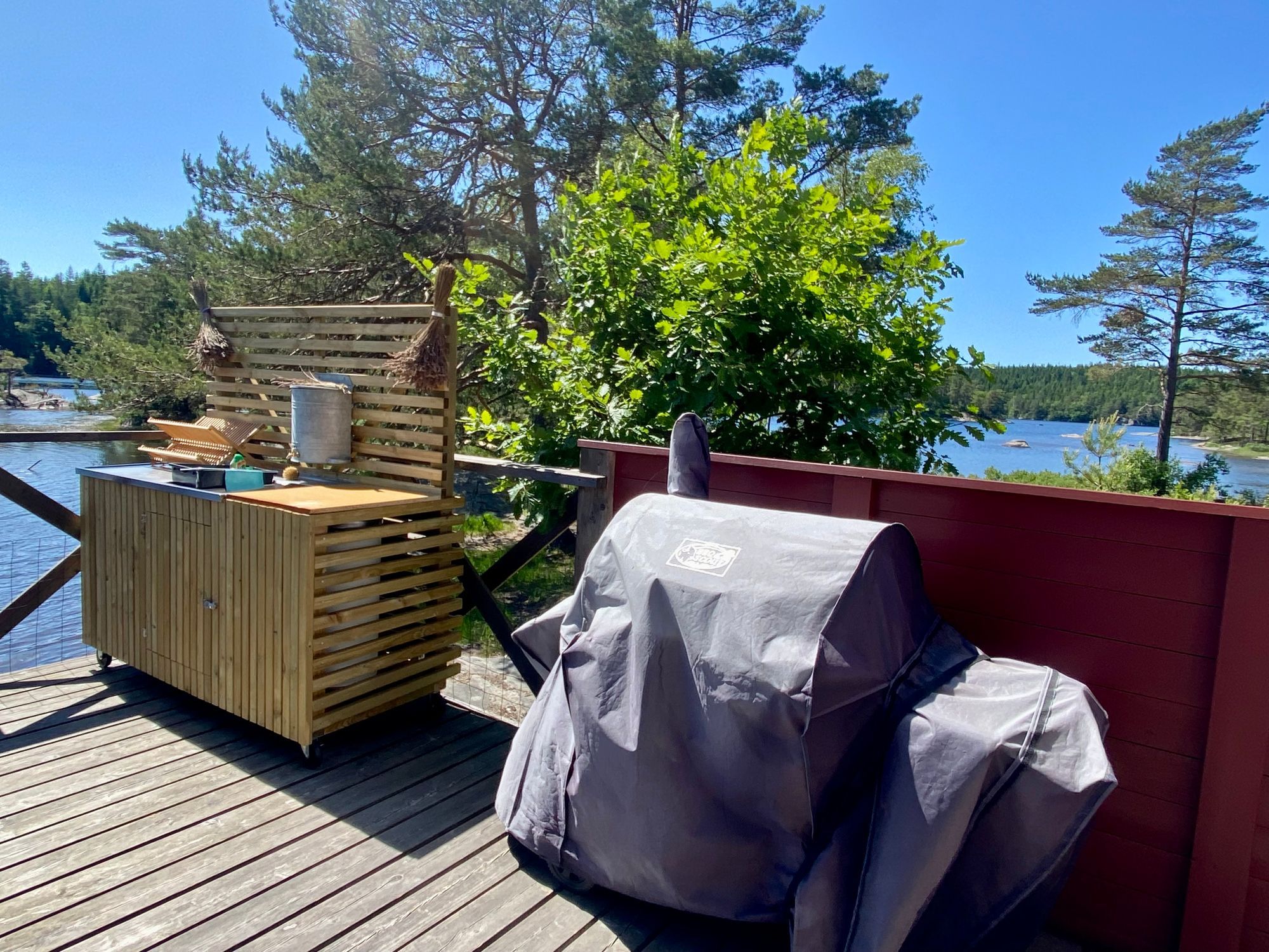Idyllisk sommarstuga mitt i naturen vid sjökanten – bild 20 av 24