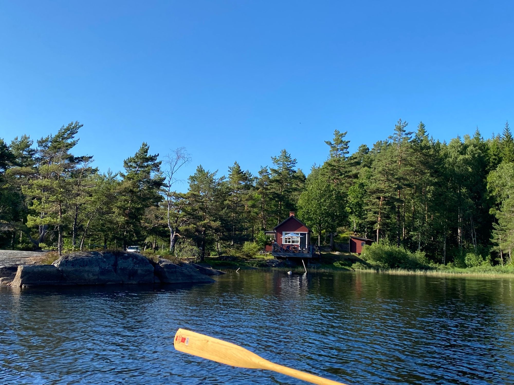 Idyllisk sommarstuga mitt i naturen vid sjökanten – bild 3 av 24