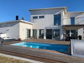 Strandnära poolvilla i frösakull/tylösand