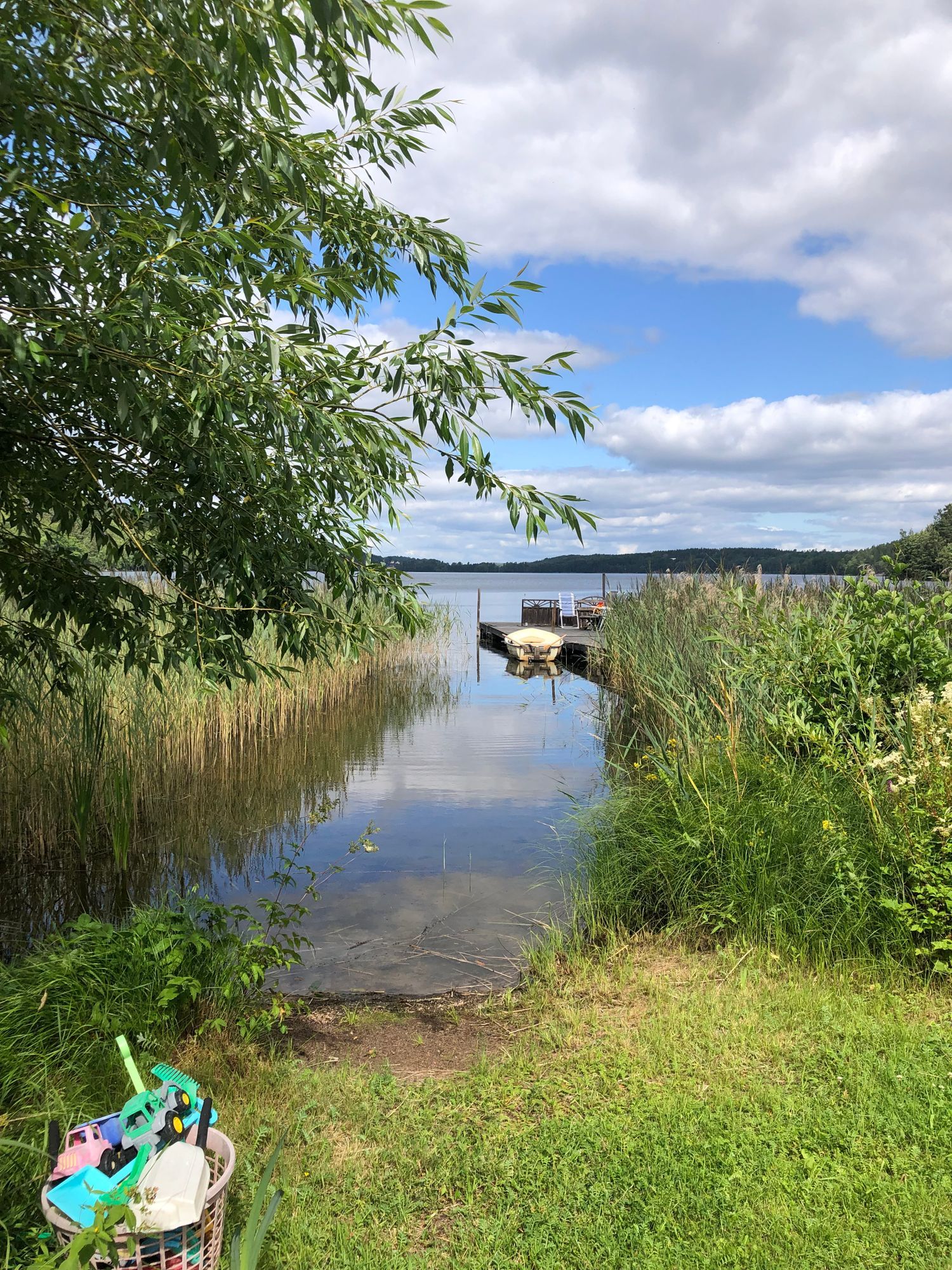 Liten stuga på standen av insjö – bild 4 av 14