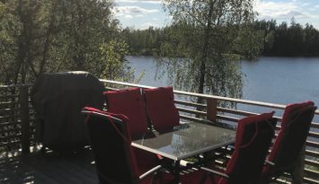 Timmerstuga 10m från Ballasjön med bra karpfiske