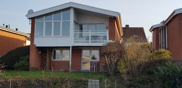 Modernt hus i Arild med havsutsikt.