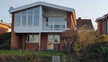 Modernt hus i Arild med havsutsikt.