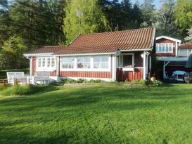 Cosy and charming cottage just by lake Sommen