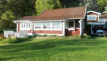 Mysig sommarstuga på Torpön vid sjön Sommen