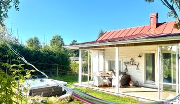 Stuga på strandtomt, JACUZZI och eldplats