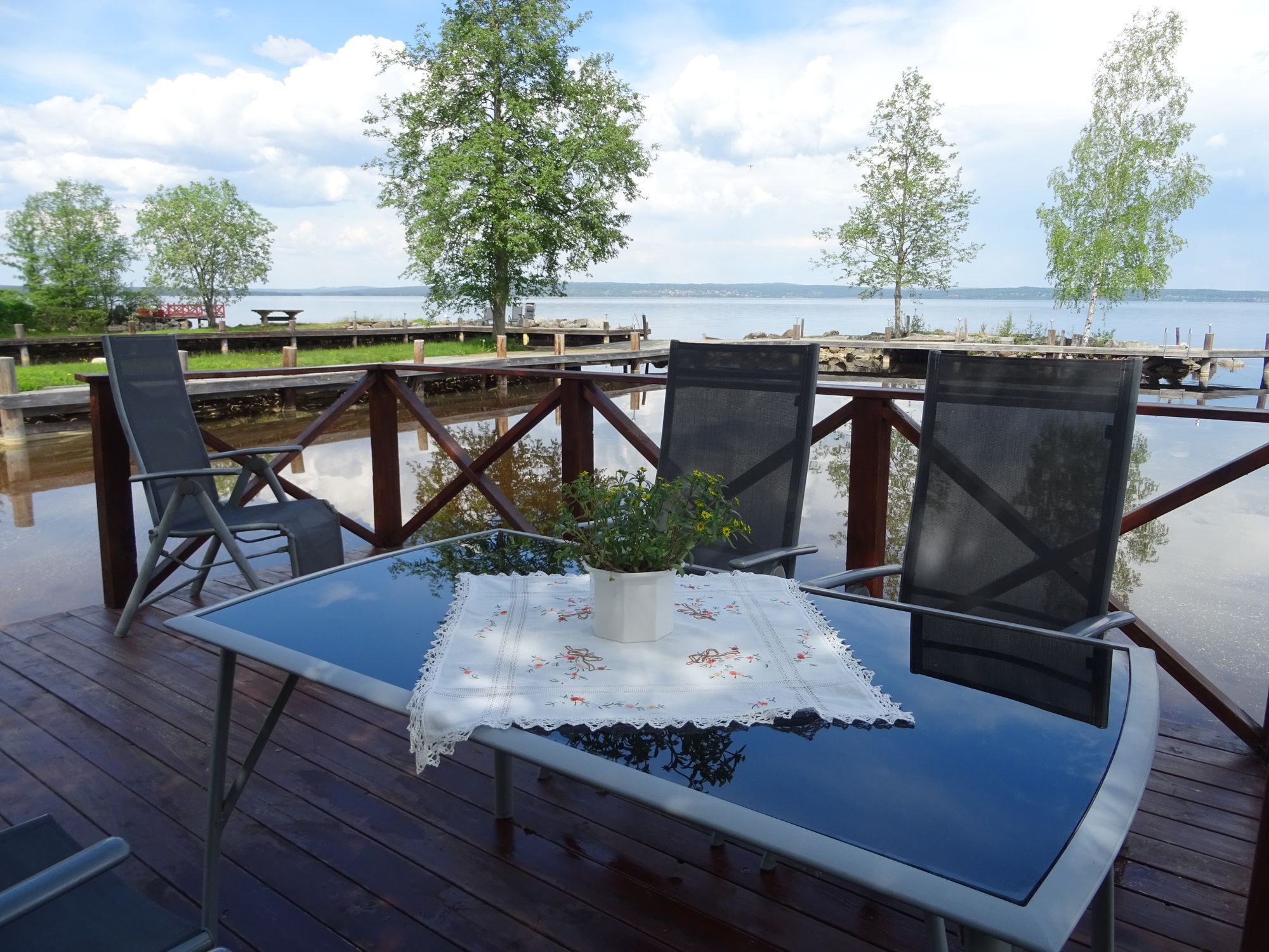 Mysig timmerstuga vid Siljans strand – bild 2 av 13