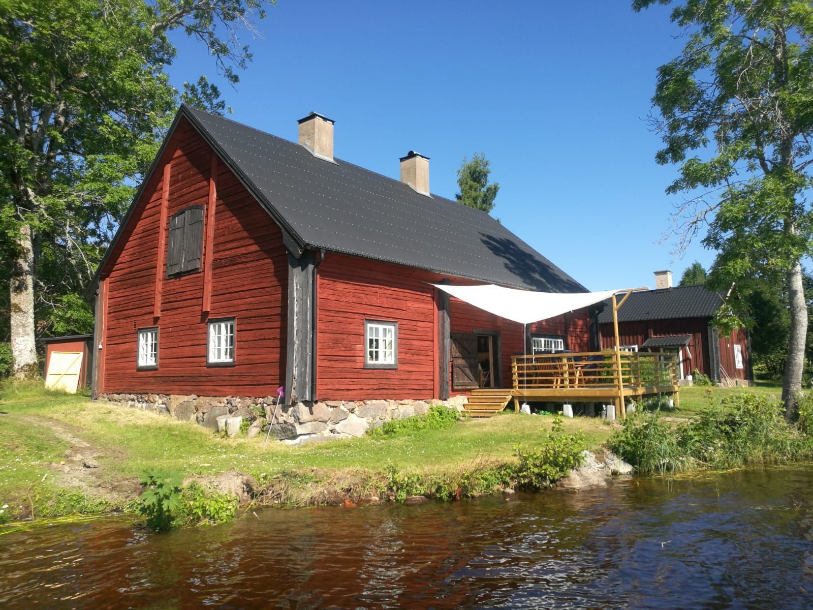 Sjönära stuga i herrgårdsmiljö med egen brygga