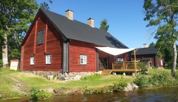 Sjönära stuga i herrgårdsmiljö med egen brygga