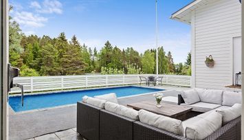Villa med pool och bara 600m till havet!