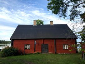 Sjönära stuga i herrgårdsmiljö med egen brygga