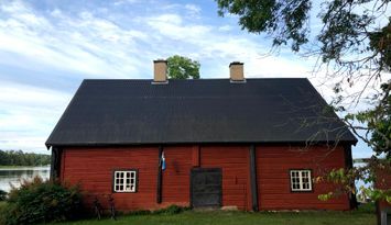 Sjönära stuga i herrgårdsmiljö med egen brygga