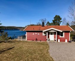 Cottage on the cliffs at Valdemarsviken