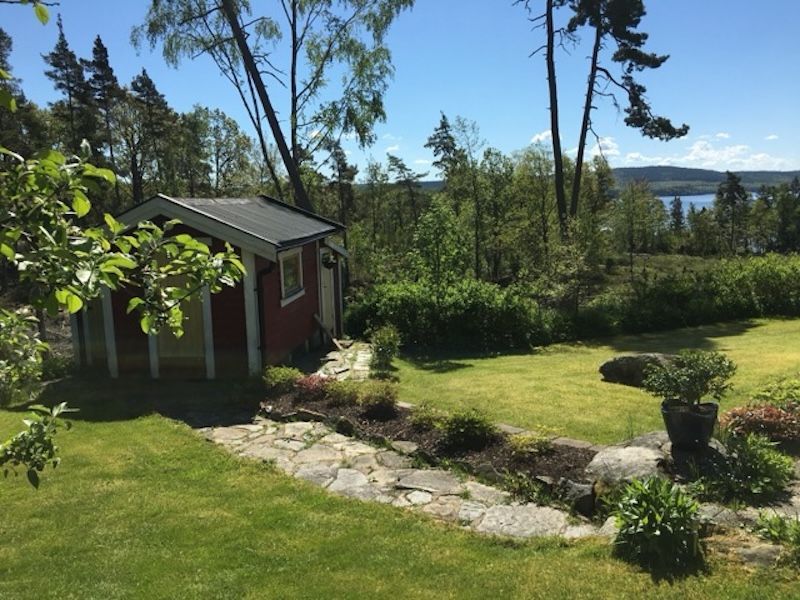 Mysig stuga med sjöutsikt, gästhus och stor altan – bild 20 av 24