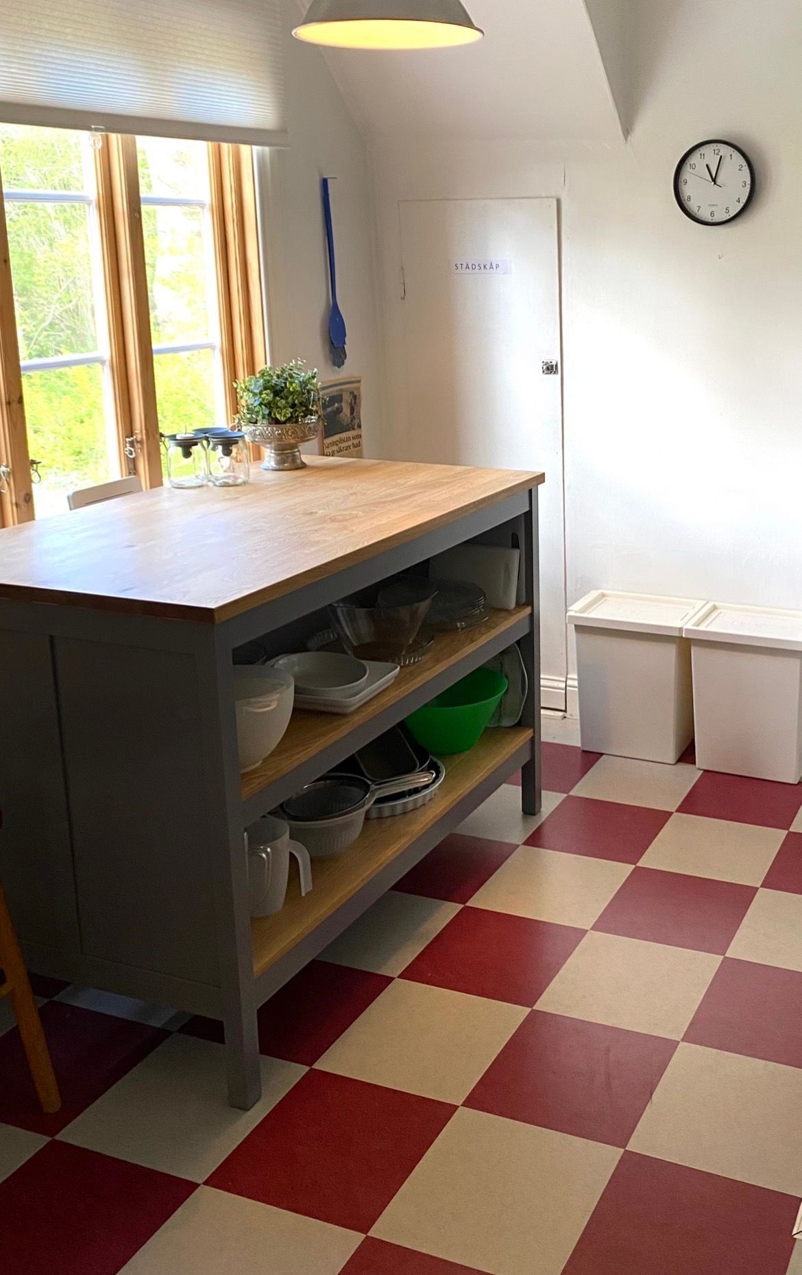 Stort hus m gästhus o badtunna i lummig trädgård – bild 14 av 18