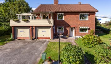 Stor villa på två våningar med alla bekvämligheter
