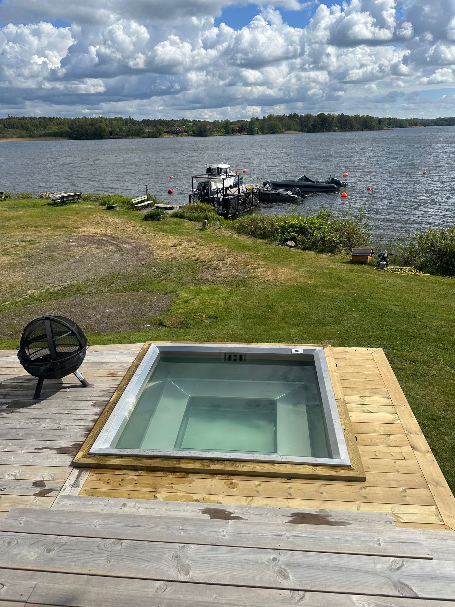 Nyrenoverat sommarhus med fantastisk sjötomt – bild 3 av 24