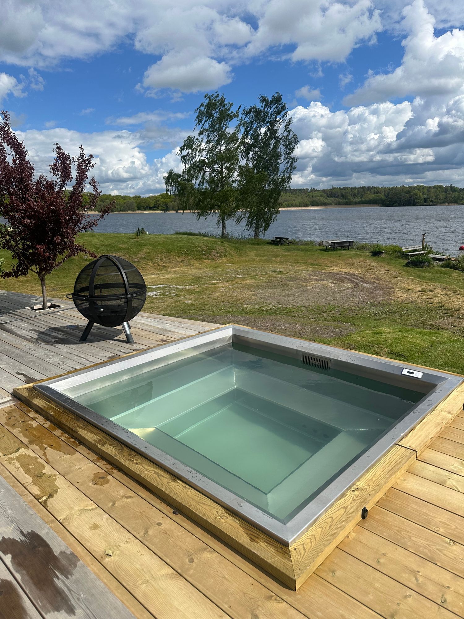 Nyrenoverat sommarhus med fantastisk sjötomt – bild 22 av 24