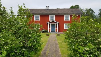 Välkommen till vår hemtrevliga Smålandsgård"Elvan"