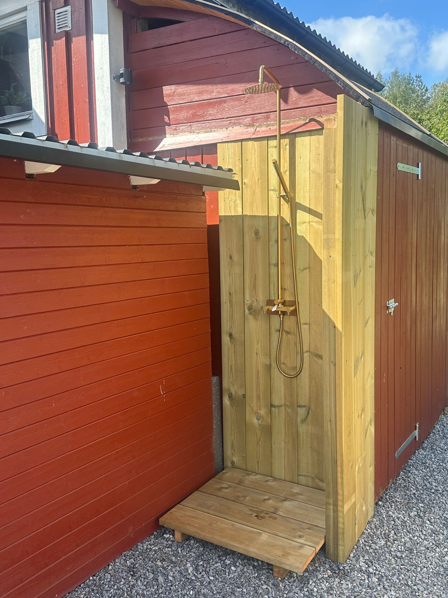 Nyrenoverat sommarhus med fantastisk sjötomt – bild 21 av 24