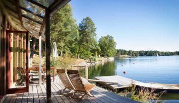 Egen brygga vid havet, roddbåt, 18 km från city
