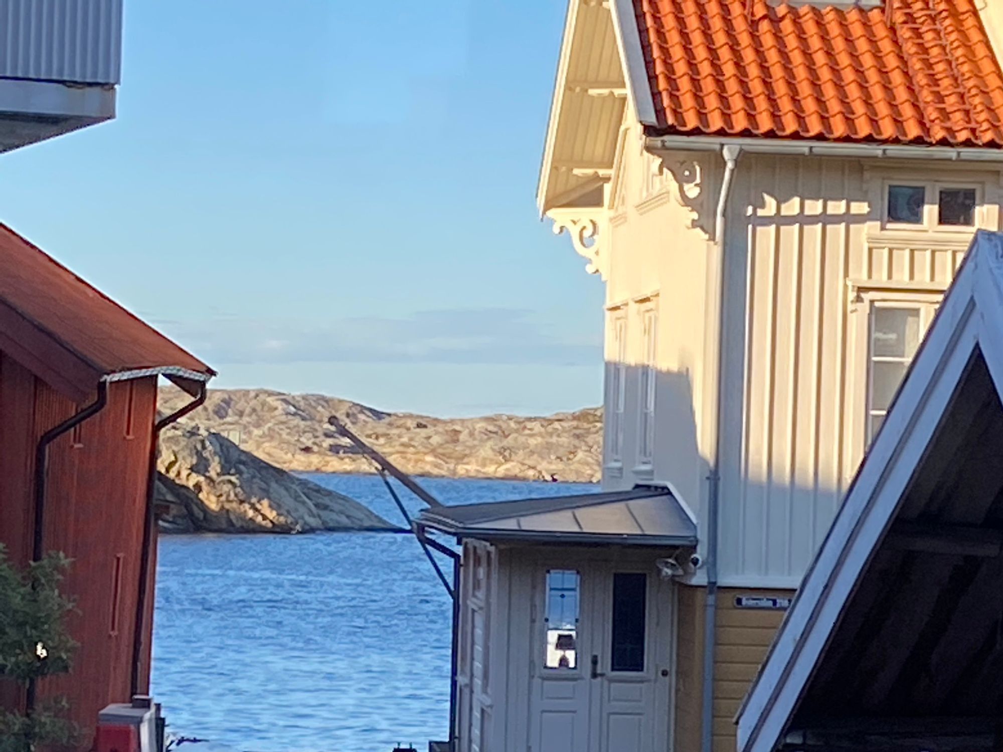 Charmigt hus med sjöutsikt på Gullholmen – bild 4 av 24