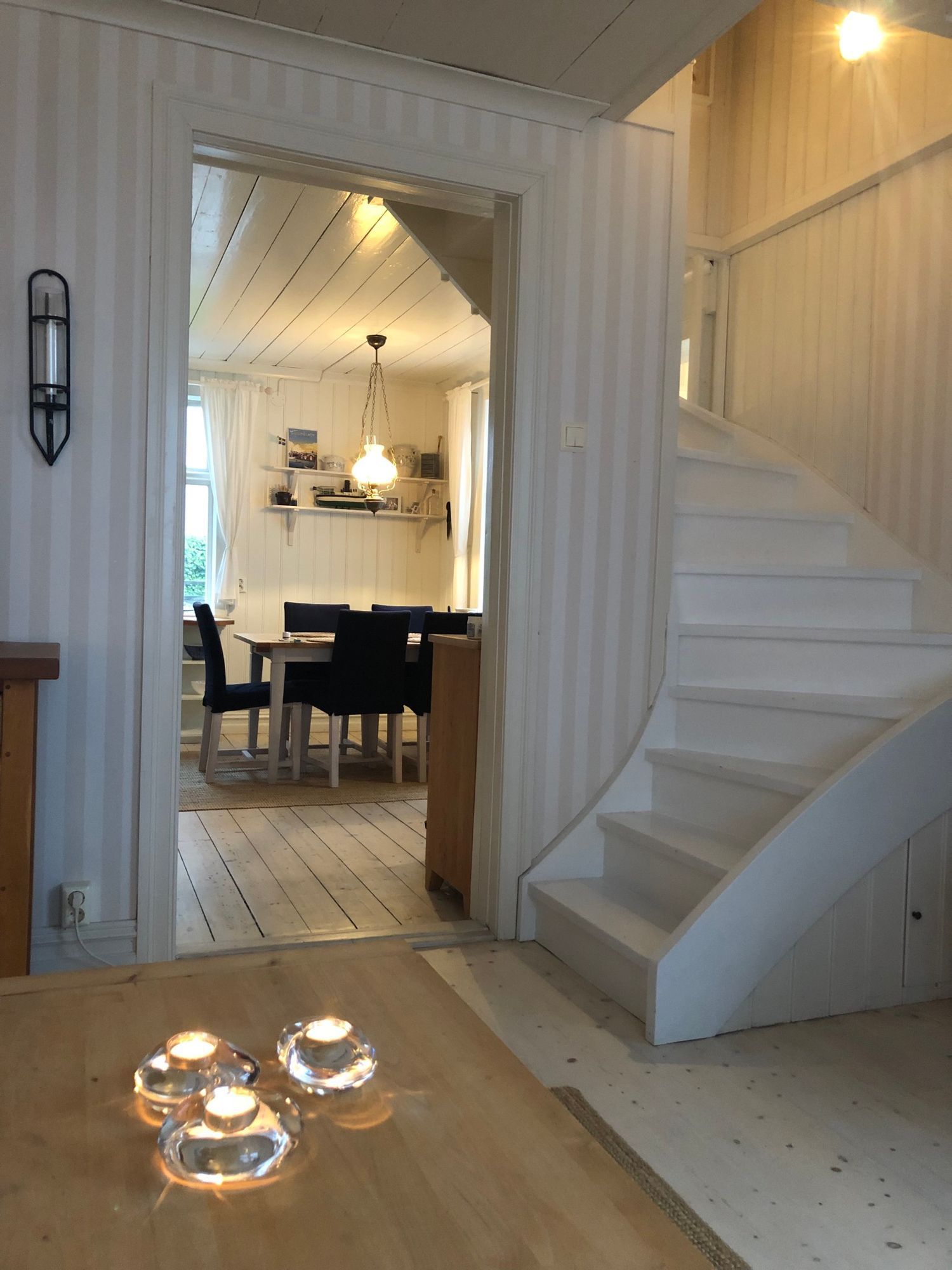 Charmigt hus med sjöutsikt på Gullholmen – bild 13 av 24