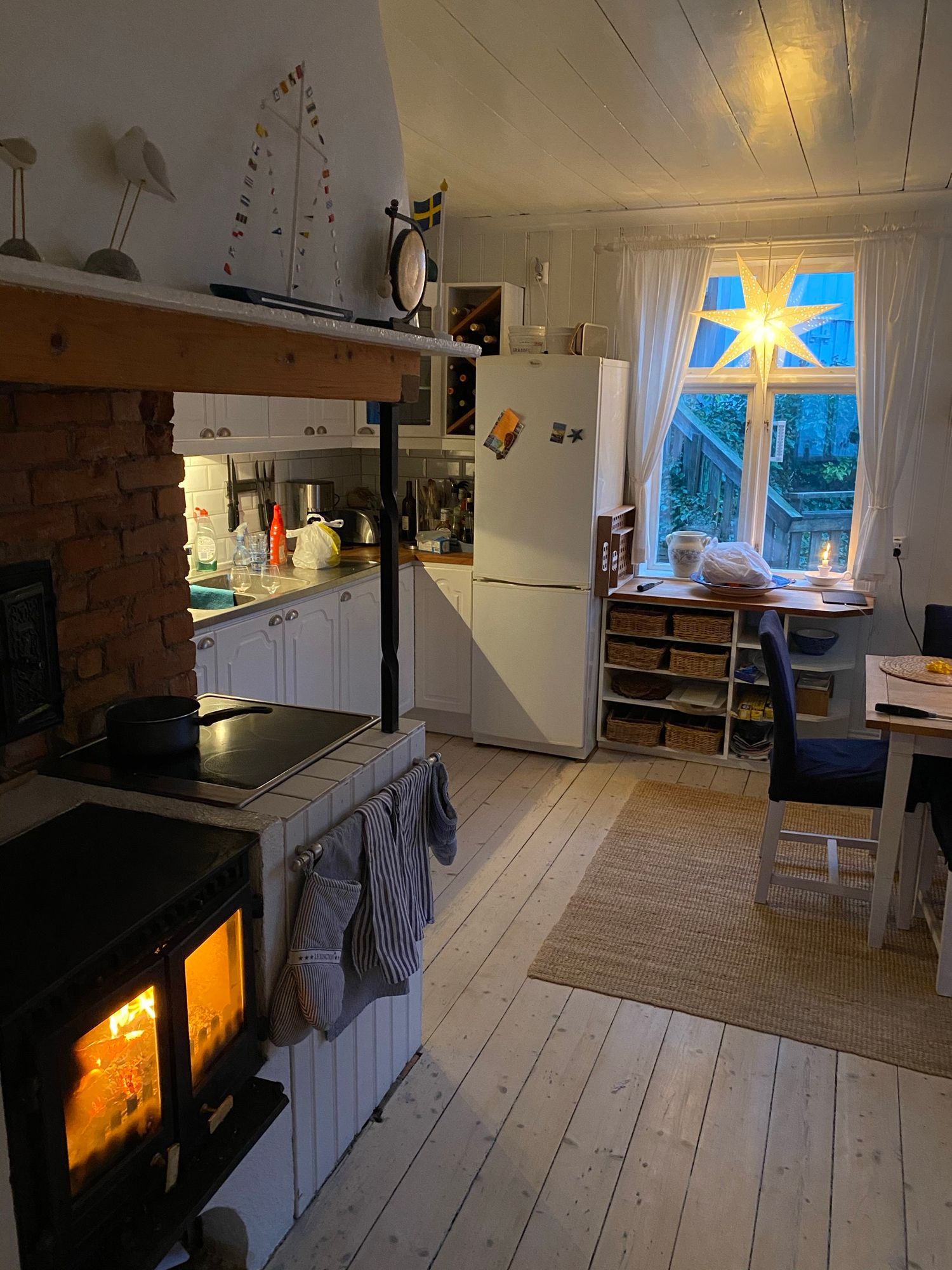 Charmigt hus med sjöutsikt på Gullholmen – bild 12 av 24