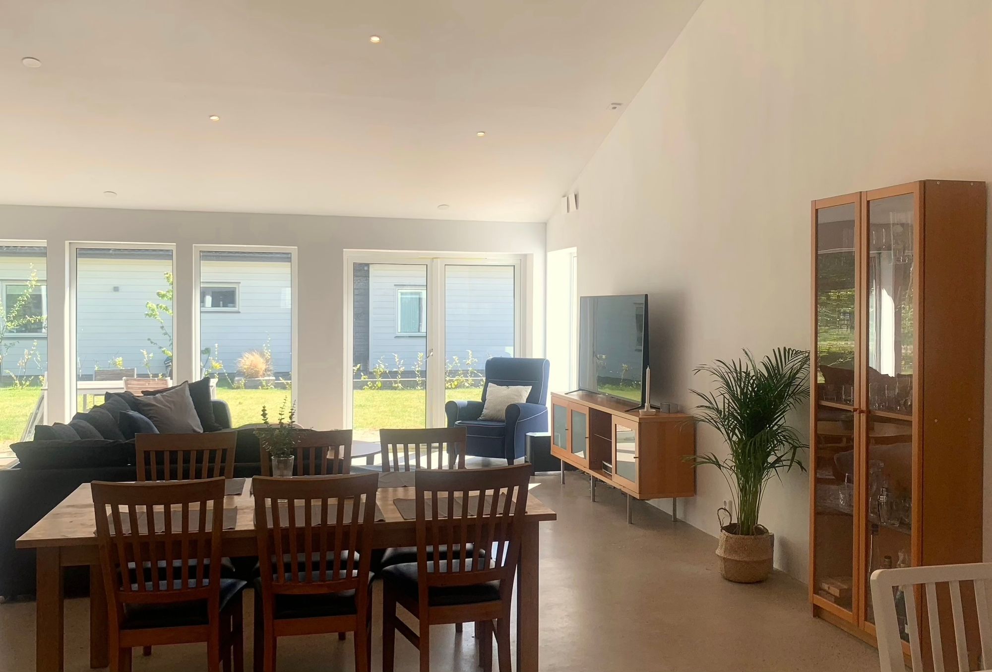 Härlig strandnära villa i Båstad, spabad & naturvy – bild 6 av 9