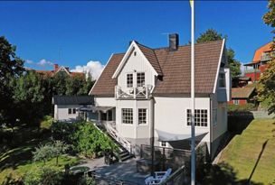 Sjönära villa i Saltsjöbaden