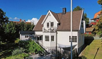 Sjönära villa i Saltsjöbaden