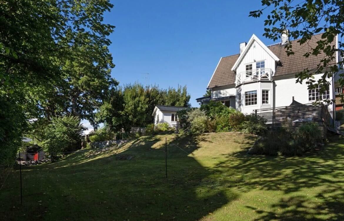 Sjönära villa i Saltsjöbaden – bild 3 av 18