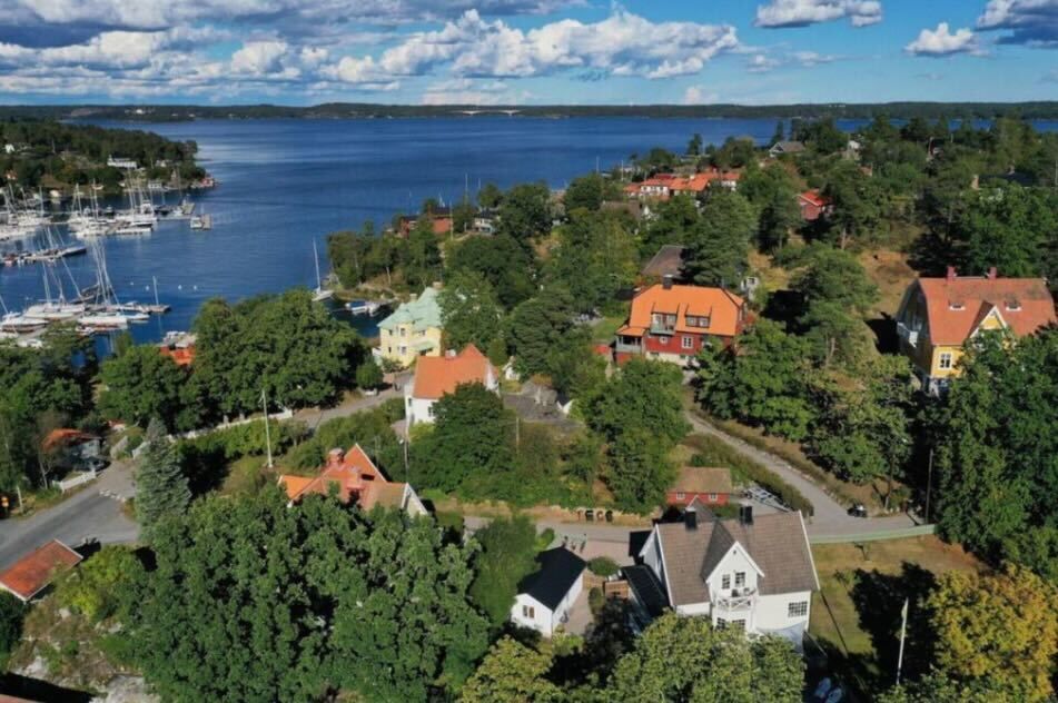 Sjönära villa i Saltsjöbaden – bild 2 av 18