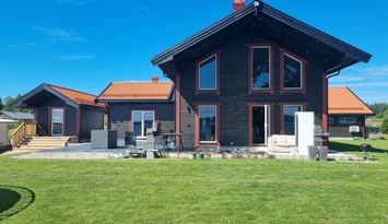 Hus vid strandkanten