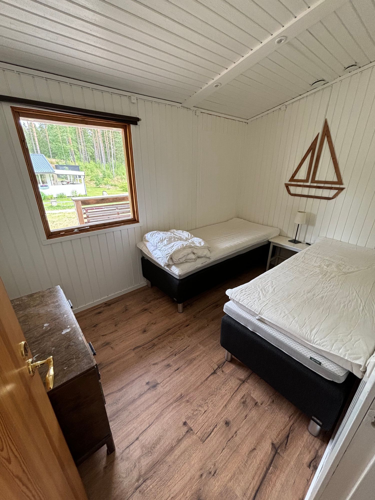sommarstuga  I lugnt sommarstuge-område – bild 11 av 17