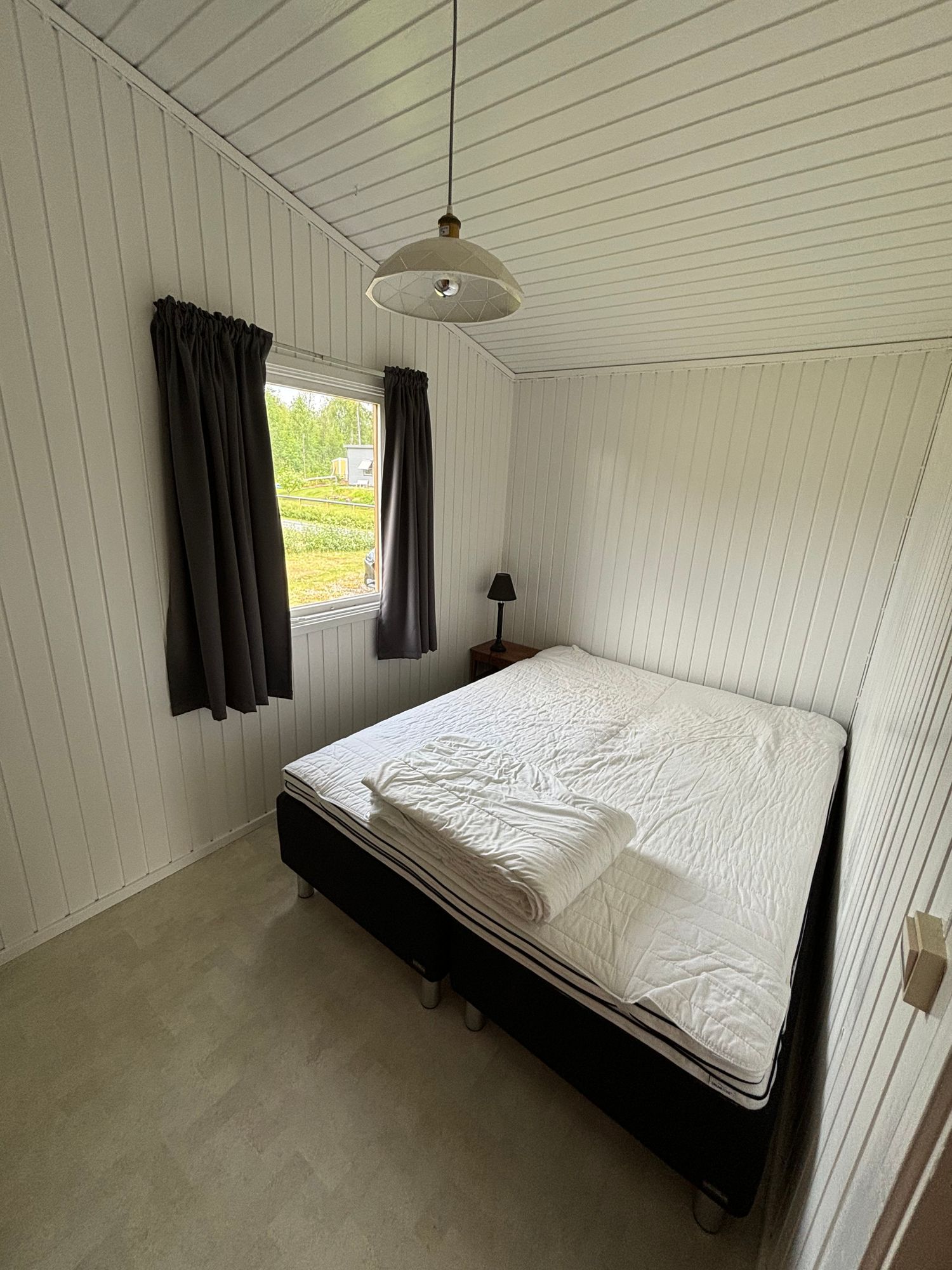 sommarstuga  I lugnt sommarstuge-område – bild 13 av 17