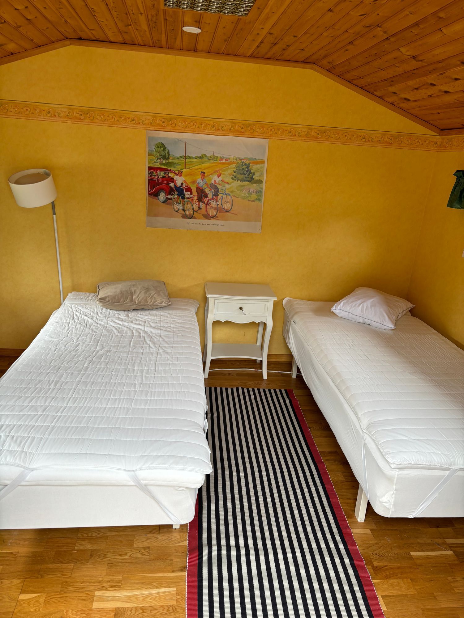 sommarstuga  I lugnt sommarstuge-område – bild 15 av 17