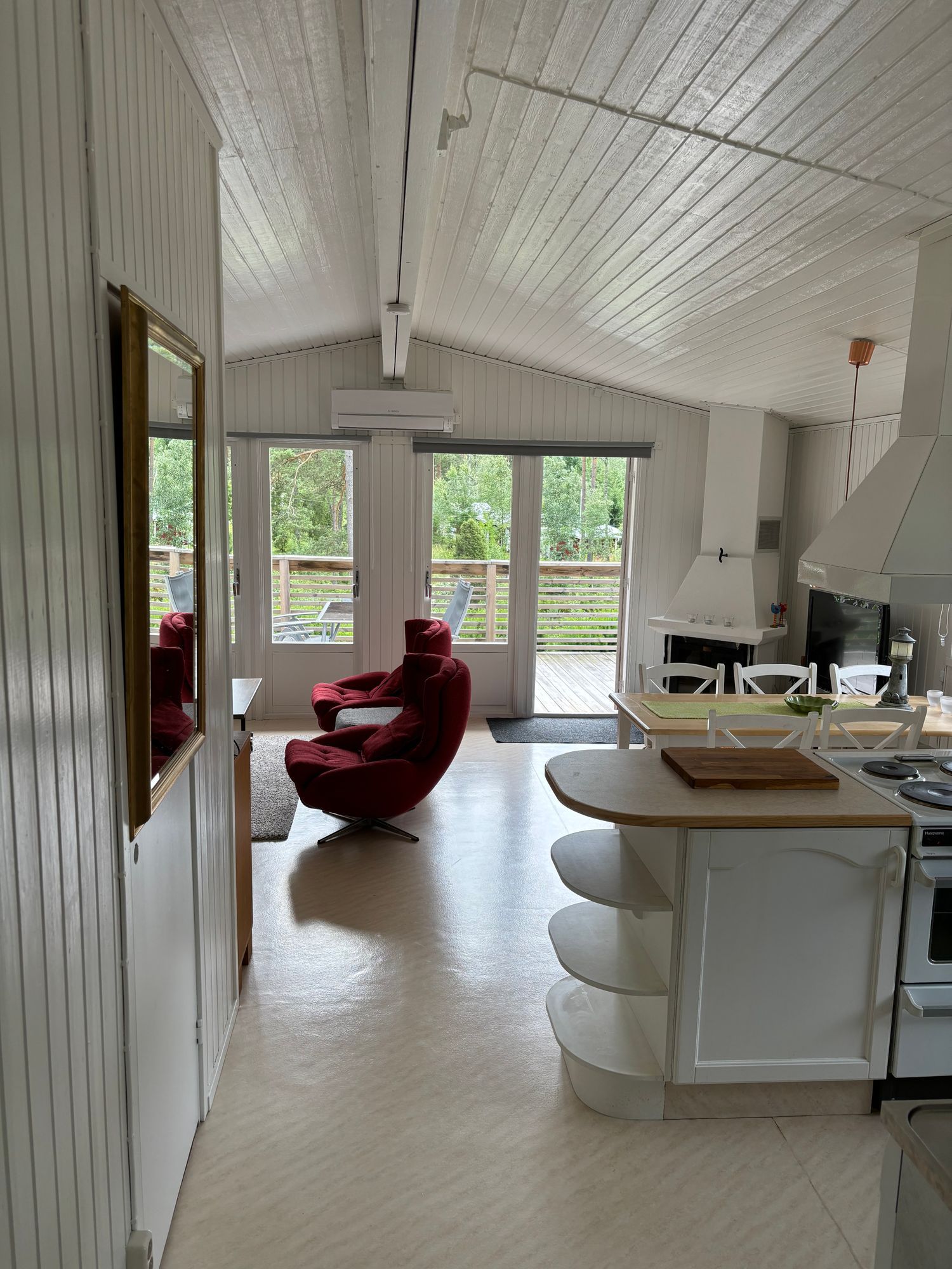 sommarstuga  I lugnt sommarstuge-område – bild 9 av 17