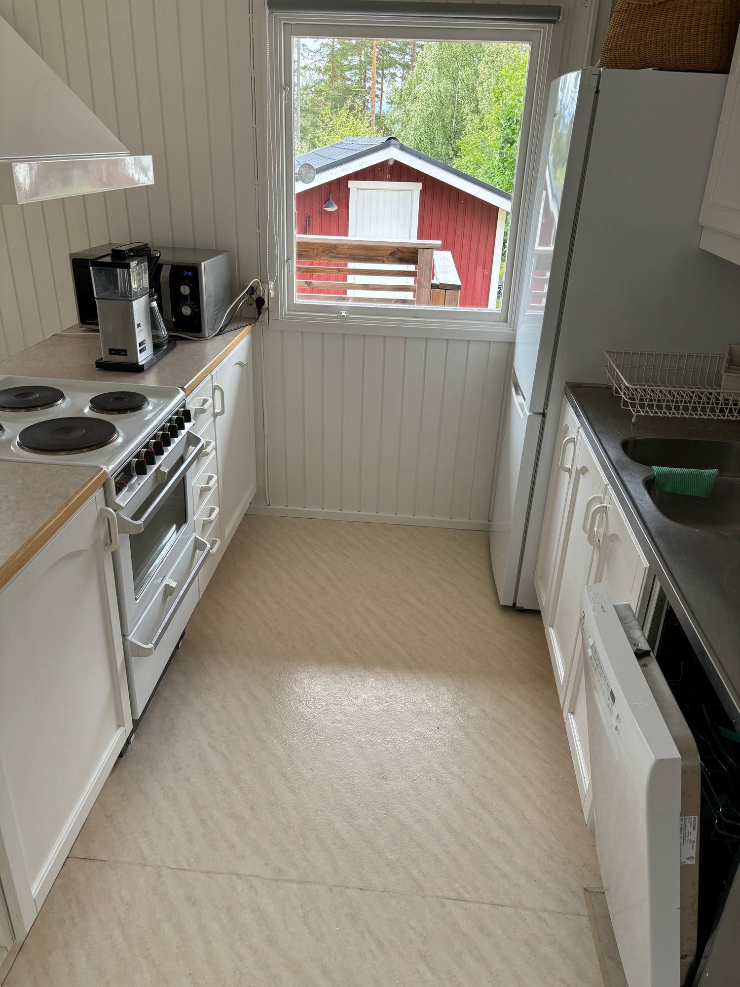 sommarstuga  I lugnt sommarstuge-område – bild 8 av 17