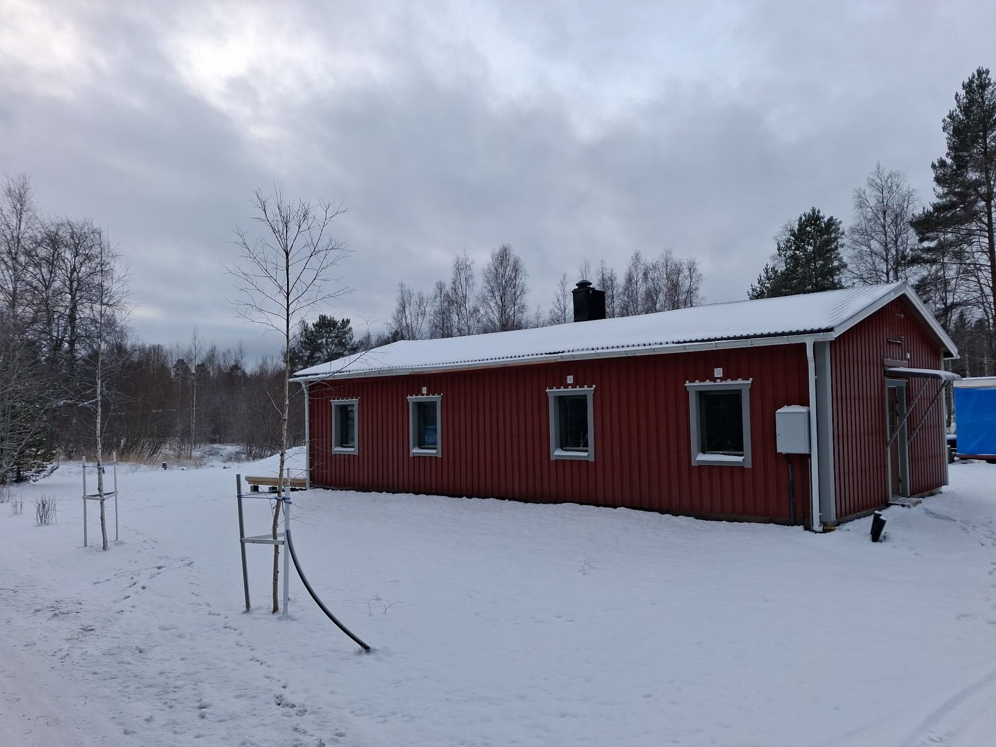 Nybyggd stuga i ett plan med 4 - 6 bäddar.
