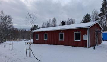 Nybyggd stuga i ett plan med 4 - 6 bäddar.