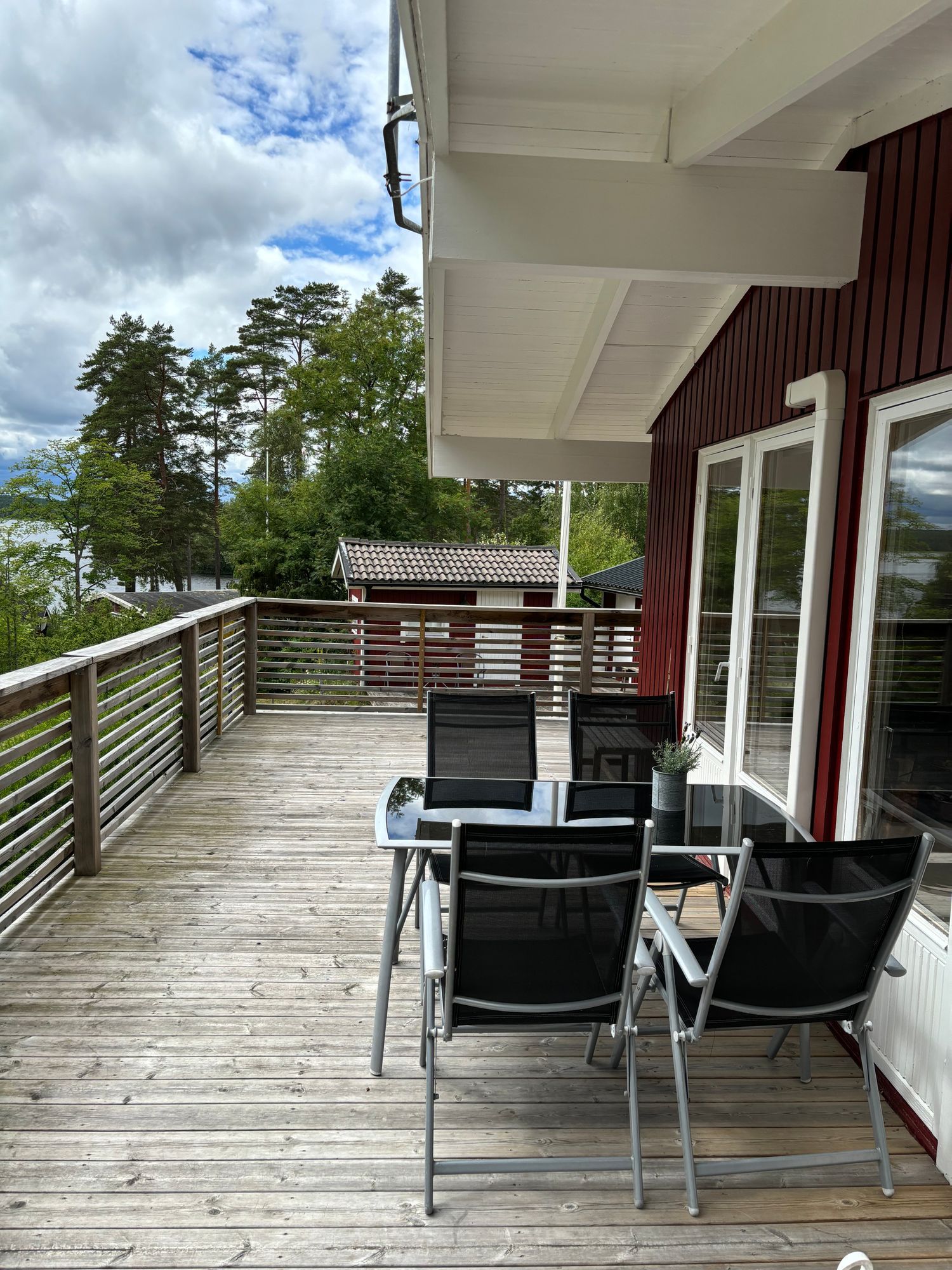 sommarstuga  I lugnt sommarstuge-område – bild 4 av 17