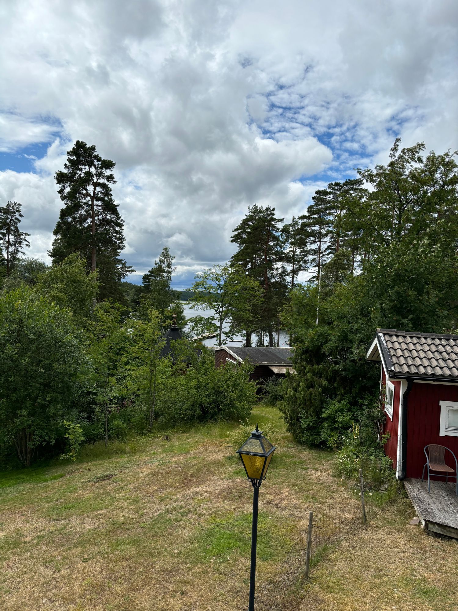 sommarstuga  I lugnt sommarstuge-område – bild 7 av 17